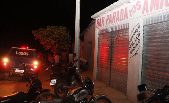 Bar onde estava a vítima e mais a frente onde tombou morta.