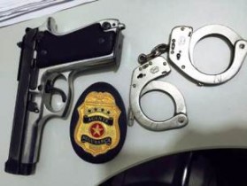 Arma e algemas apreendidos com o acusado. 