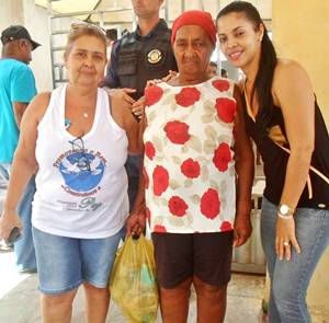 Rita Salles (de branco) ao lado de uma dona da casa.