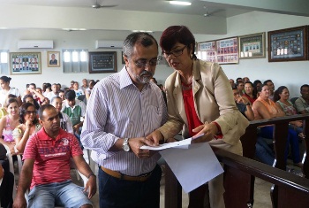 Prefeito mostra o Projeto. a vereadora Leninha (PT) 