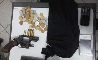 Objetos e dinheiro que estavam em poder de Calango.