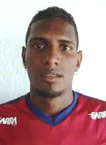 Meidson ficou inconformado por não marcação de um pênalti.