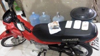 Celulares e e outros objetos recuperados sobre o banco da POP 100