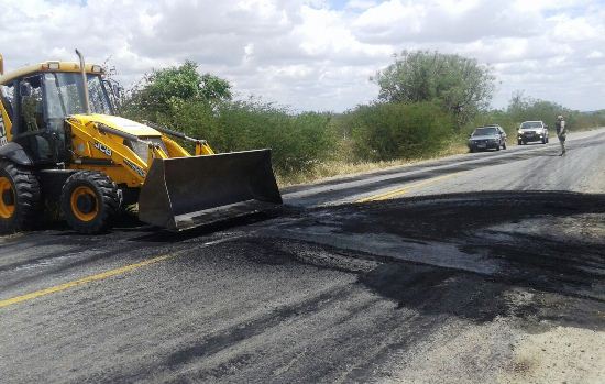 Pá carregadeira foi usada para desobstruir a via.
