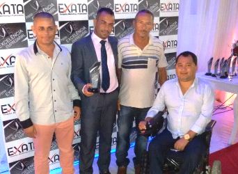 Samoel comemora a conquista ao lado de pessoas que lhe apoiaram.