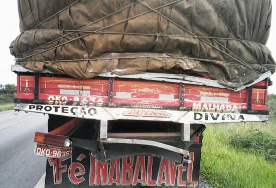 Caminhão teve apenas o para-choque arrancado.