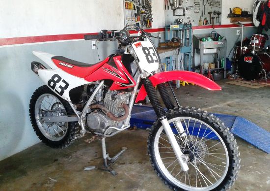 Moto que foi levada pelos bandidos