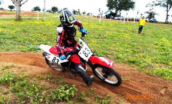 Piloto Jhon Motos competido no Motocross com a moto que foi roubada