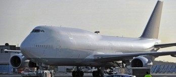 Avião ficou preso na pista antes de ser rebocado