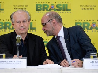  O ministro da educação Renato Janine Ribeiro, ao lado do secretário-geral do MEC, Luiz Cláudio Costa,