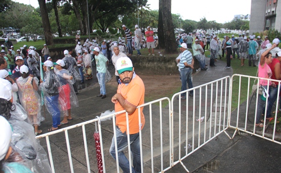 Toda estrutura para a presença do governador foi montada, mas o povo resolveu não esperar mais de duas horas e na incerteza se seria atendido.