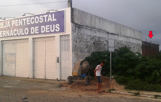 A sete vermelha indica onde os homens trabalhavam