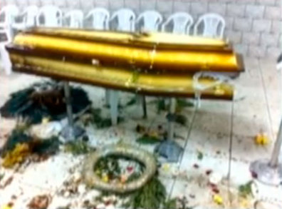 Caixão não foi totalmente queimado porque populares apagaram. 