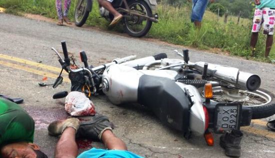 Foto de um leitor do Calila minutos depois do acidente.A vítima fatal aparece apenas os pés.