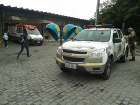 Policias da CAEL em frente ao Clériston Andrade