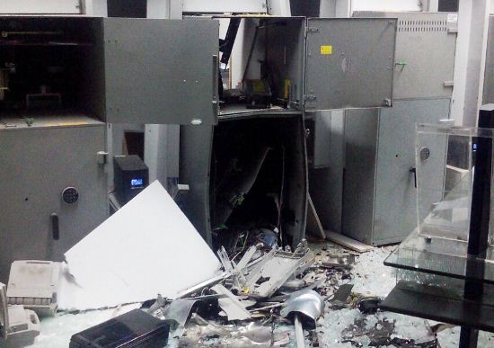 Os cofres na área interna do banco também foram destruídos, mas há um sistema que as notas se destroem com o impacto.