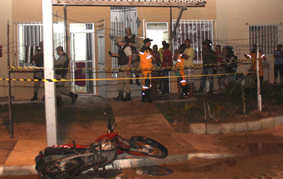 Motocicleta caída em frente a casa pertence ao assassino.