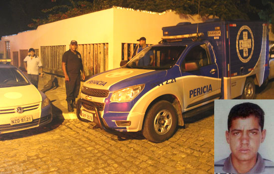 Peritos de Serrinha realizaram o levantamento cadavérico e conduziram o corpo para o Departamento de Polícia Técnica - DPT de Feira de Santana- foto: Raimundo Mascarenhas