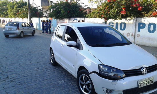 Não houve muito dano aos veículos, mesmo assim o motorista do Fox foi levado para o hospital desmaiado.