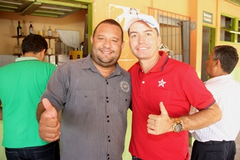 Isaías (E) ao lado do barroquense assessor do deputado federal Jorge Solla - Gerival Moreira 