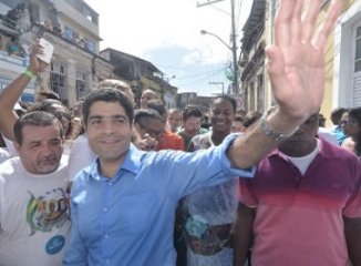 Acm cumprimentava a população.