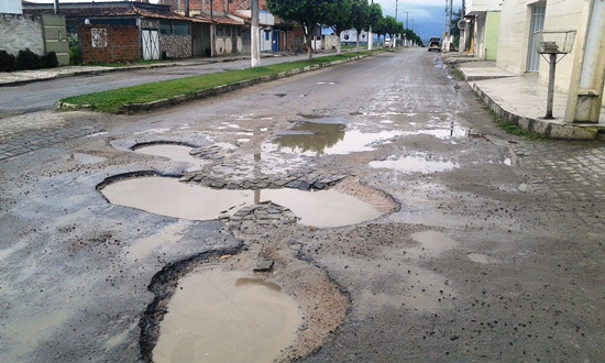 A chuva é muita boa para o campo, mas para os asfalto tem deixado cada vez pior.