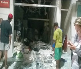 Com o impacto das explosões, a estrutura de lojas que ficam próximas aos bancos estão comprometidos