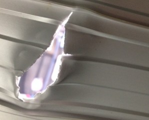 Buraco causado por bomba na garagem do Instituto Lula