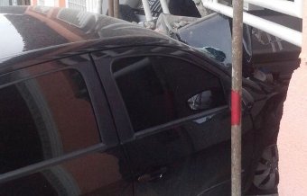 O carro ficou com a frente completamente destruída.