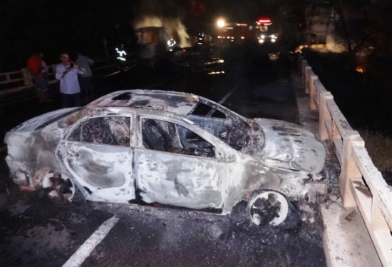 carro incendiado pelos bandidos na br 242