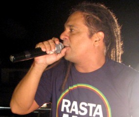 Vocalista da banda Diamba, Duda Sepúlveda, em show no Santaluz Folia em 2014 /Foto: Notícias de Santaluz