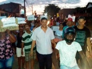Empresário e moradores fizeram enterro da segurança