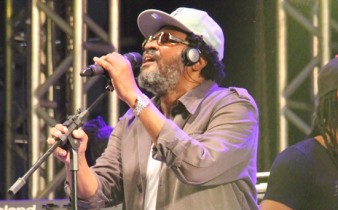 Edson Gomes leva sempre nas letras da música repúdio ao sistema político e ao preconceito.