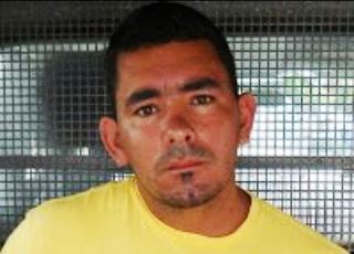 O carro estava em poder de Lucas e segundo informações, é suspeito de participar de assaltos a bancos.