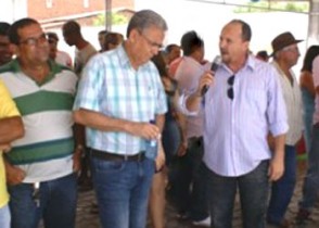Mirando discursando ao lado de Bequinho no Povoado de Laginha, em 2010.