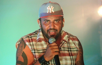 Ney busca na música alcançar o sucesso depois de interromper a carreira de jogador.