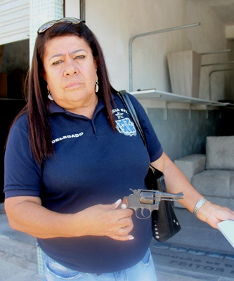 Delegada de Retirolândia mostra a arma usada no crime.