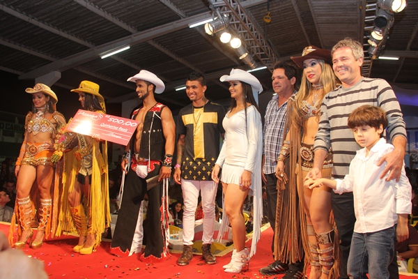 Vendedores ao lado do empresários organizadores da festa Vardinho e Carlinhos Serra. 