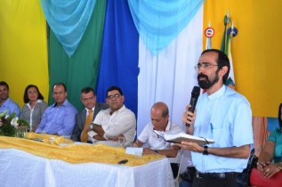 Padre empenado e com desejo de ver a obra avançar.