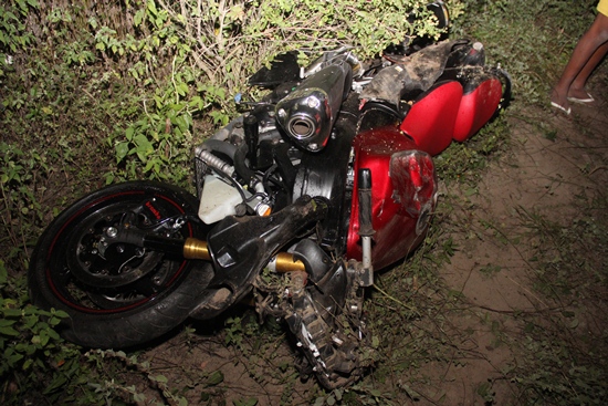 Moto também teve vários danos.