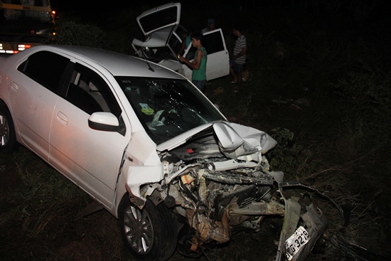 O Fiat Uno ficou virado depois da colisão, nesta foto populares desviraram.