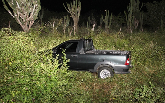 Fiat Strada depois de atingir dois carros parou no mato. Foto: Raimundo Mascarenhas 