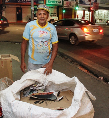 São várias viagens do comercio para casa e sem dispensar a muleta.