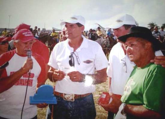 Nesta foto ao lado do saudoso ex-vereador e ex-delegado de Polícia Ernesto Ferreira e Manoelzinho (de verde) 