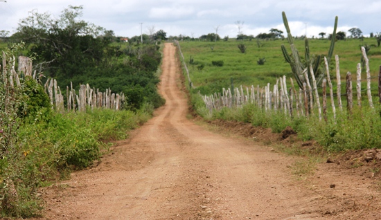 Estrada vicinal liga Chapada ao acude do Cedro e é paralela ao BA 120.