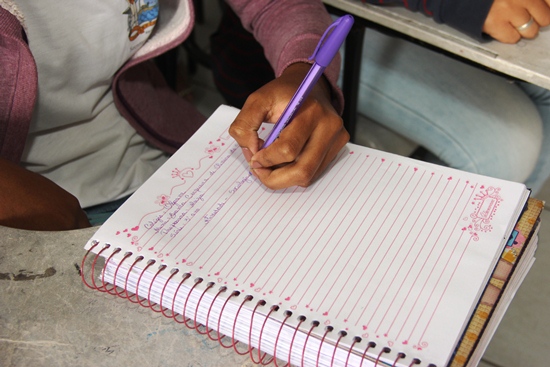 A posição como está sendo escrita por Bianca facilita a leitura para quem estar a sua frente, no caso o professor.