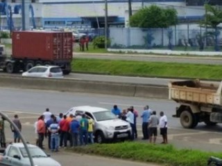 Suspeitos mandaram irmão de vítima descer do carro e efetuaram os tiros