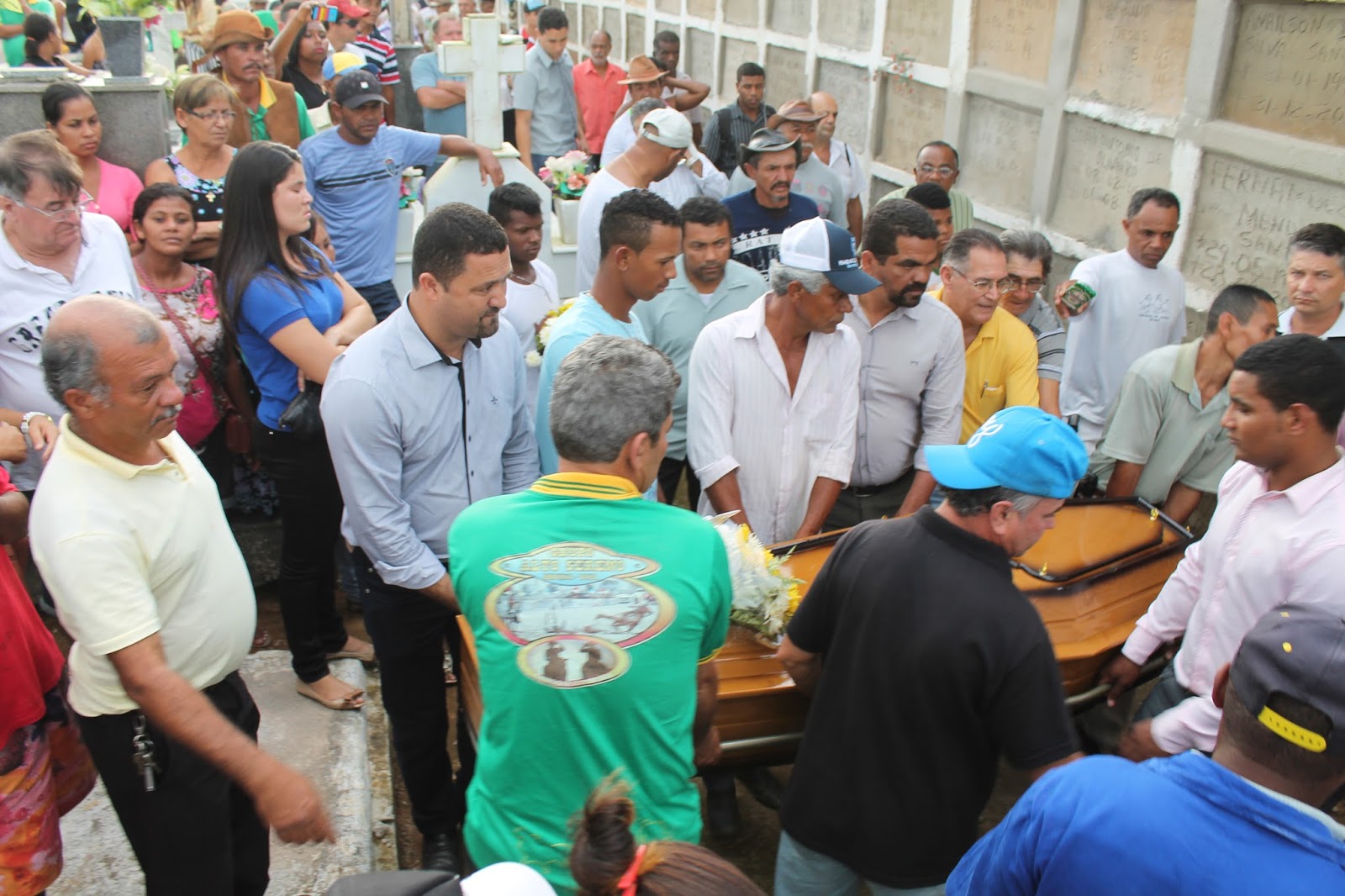 Prefeito Osni Cardoso e deputado Gika entre os condutores do caixão a sepultura.