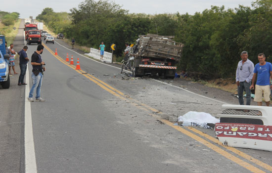 Marca de tragédia: um corpo na pista e outro no caminhão logo a frente. Foto: Raimundo Mascarenhas