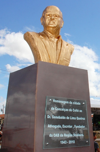 Serrinhense recebe o mérito do povo coiteense